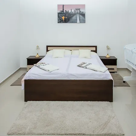 Madonna Apartment *