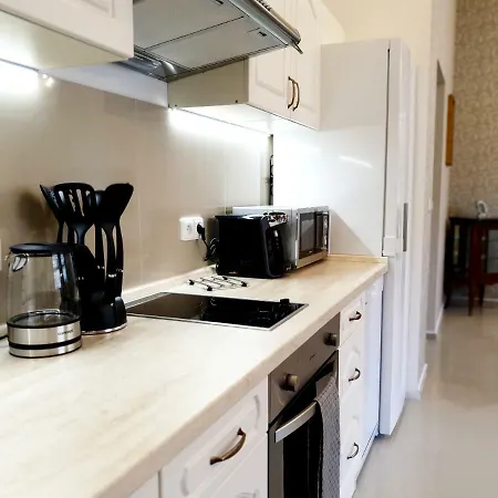 Madonna Apartment *